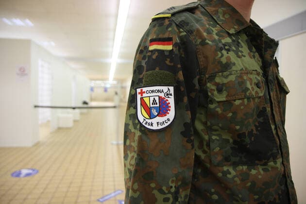 Kenzingen Themenbild - Kreisimpfzentrum Kenzingen, Landkreis Emmendingen, Baden-Württemberg, Corona Schutzimpfung mit dem Impfstoff Biontech und Astrazeneca Themenbild - Kreisimpfzentrum Kenzingen, Landkreis Emmendingen, Baden-Württemberg, Corona Schutzimpfung mit dem Impfstoff Biontech und Astrazeneca Coronaschutzimpfungen Erstimpfung und Zweitimpfung an älteren Personen über 80 Jahre der Risikogruppen sowie medizinischem Fachpersonal. Soldaten der Bundeswehr, Ärmelwappen Corona Task Force unterstützen diese Maßnahme Symbolbild, Themenbild, Featurebild Copyright: xFleigx xEibner-Pressefotox EP_dfg