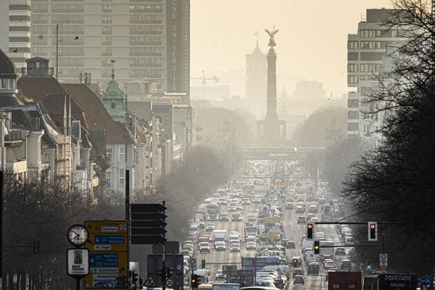 IMAGO Nature: Unsere Erde, Umweltverträgliche Herausforderungen des 21. Jahrhunderts, Co2 Verkehr in den Morgenstunden auf der B2 (Bismarckstrasse) in Berlin, 25.02.2021. Berlin Deutschland *** Traffic in the morning hours on B2 Bismarckstrasse in Berlin, 25 02 2021 Berlin Germany Copyright: xFlorianxGaertner photothek.dex