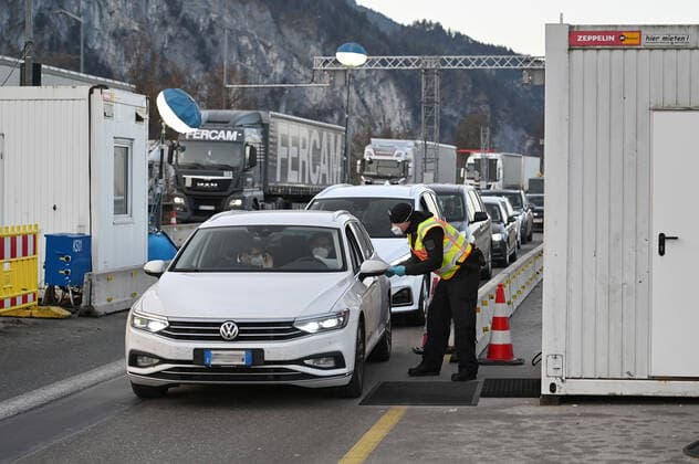 Grenzkontrollen an der oesterreichisch deutschen Grenze ,Grenzuebergang Kiefersfelden Grenzpolizisten kontrollieren Autofahrer bei der Einreise von Tirol Oesterreich nach Bayern Deutschland.
