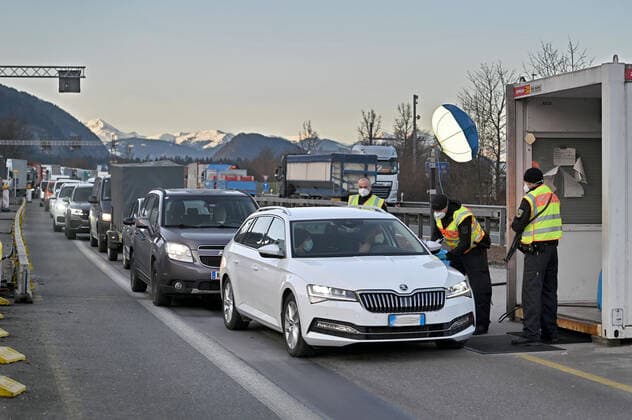 Grenzkontrollen an der oesterreichisch deutschen Grenze ,Grenzuebergang Kiefersfelden Grenzpolizisten kontrollieren Autofahrer bei der Einreise von Tirol Oesterreich nach Bayern Deutschland.