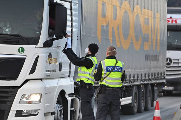 Grenzkontrollen an der oesterreichisch deutschen Grenze ,Grenzuebergang Kiefersfelden Grenzpolizisten kontrollieren LKW.Lastkraftwagen,Gueterverker,Lieferkette bei der Einreise von Tirol Oesterreich nach Bayern Deutschland.