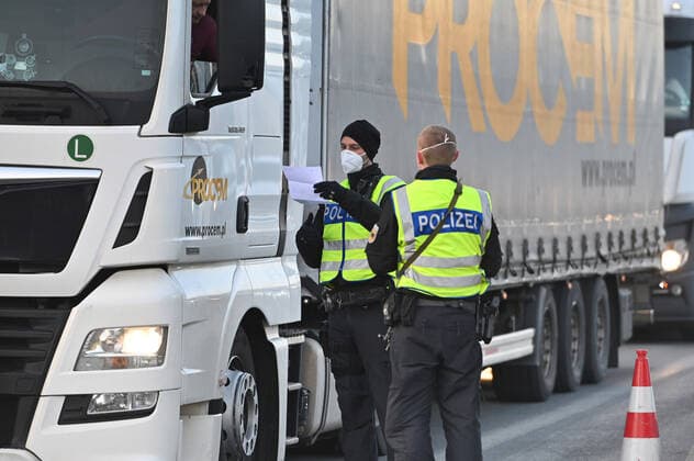 Grenzkontrollen an der oesterreichisch deutschen Grenze ,Grenzuebergang Kiefersfelden Grenzpolizisten kontrollieren LKW.Lastkraftwagen,Gueterverker,Lieferkette bei der Einreise von Tirol Oesterreich nach Bayern Deutschland.