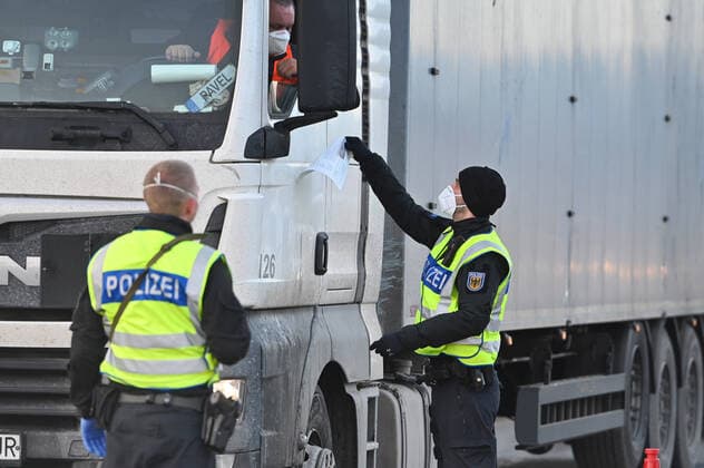 Grenzkontrollen an der oesterreichisch deutschen Grenze ,Grenzuebergang Kiefersfelden Grenzpolizisten kontrollieren LKW.Lastkraftwagen,Gueterverker,Lieferkette bei der Einreise von Tirol Oesterreich nach Bayern Deutschland.