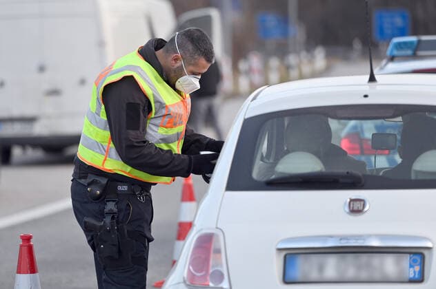 Grenzkontrollen an der oesterreichisch deutschen Grenze ,Grenzuebergang Kiefersfelden Grenzpolizisten kontrollieren Autofahrer bei der Einreise von Tirol Oesterreich nach Bayern Deutschland.