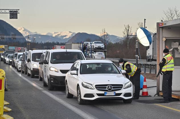 Grenzkontrollen an der oesterreichisch deutschen Grenze ,Grenzuebergang Kiefersfelden Grenzpolizisten kontrollieren Autofahrer bei der Einreise von Tirol Oesterreich nach Bayern Deutschland.