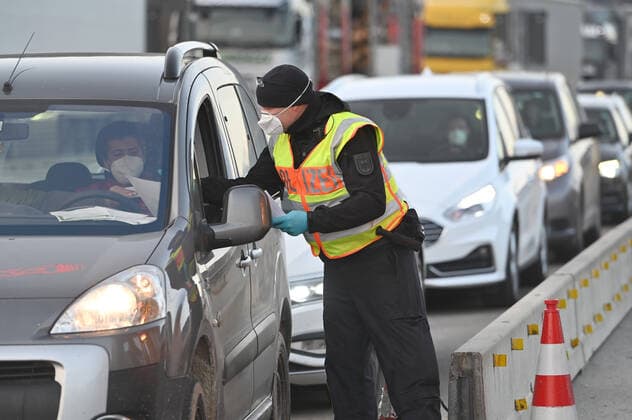 Grenzkontrollen an der oesterreichisch deutschen Grenze ,Grenzuebergang Kiefersfelden Grenzpolizisten kontrollieren Autofahrer bei der Einreise von Tirol Oesterreich nach Bayern Deutschland.
