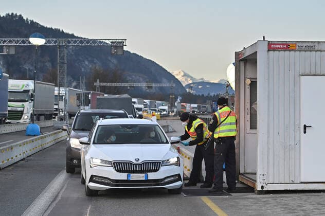 Grenzkontrollen an der oesterreichisch deutschen Grenze ,Grenzuebergang Kiefersfelden Grenzpolizisten kontrollieren Autofahrer bei der Einreise von Tirol Oesterreich nach Bayern Deutschland.