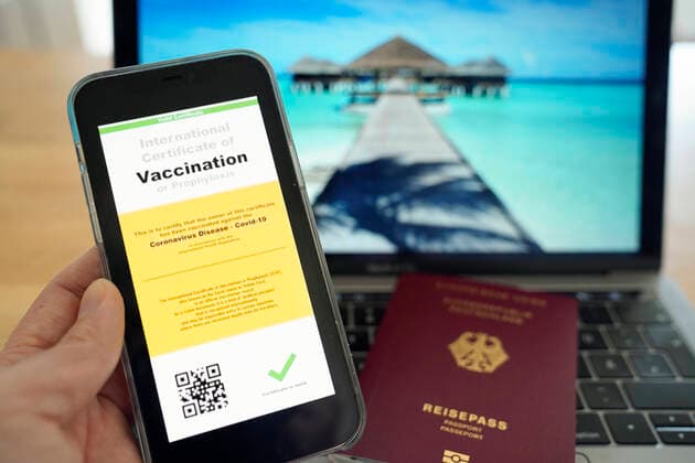 Symbolfoto Digitaler Impfass und Reisepass Aktuell, Symbolbild eines moeglichen Digitalen Impfpass und eines Deutschen Reisepass der Europaeischen Union. Aktuell plant man die Einfuehrung eines digitalisierten Impfass zur Bestaetigung der Corona Schutz Impfung gegen das Corona Virus Deutschland