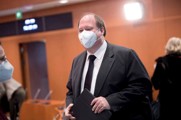 Helge Braun, Kabinett DEU, Deutschland, Germany, Berlin, 24.02.2021 Helge Braun, Chef des Bundeskanzleramtes CDU, mit FFP-2-Maske vor der Kabinettssitzung im Berliner Kanzleramt in Berlin. Im Rahmen der Coronakrise wurden die Sitzungen vom Kabinett in den groesseren Infosaal verlagert. en: Helge Braun, head of the Chancellor office CDU, with protection mask during a cabinet meeting at the chancellor office in Berlin, Germany