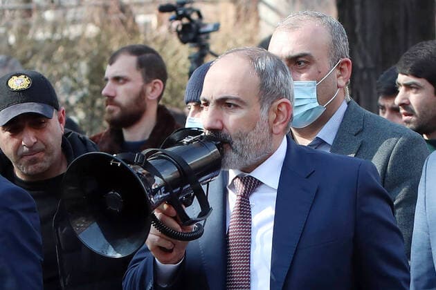 Bilder des Jahres 2021, News 02 Februar News Themen der Woche KW08 News Bilder des Tages YEREVAN, ARMENIA â€“ FEBRUARY 25, 2021: Armeniaâ€™s Prime Minister Nikol Pashinyan (C front) speaks through a megaphone during a rally of his supporters in central Yerevan. On 9 November 2020, the leaders of Armenia, Russia and Azerbaijan signed a ceasefire agreement to end the military conflict in Nagorno-Karabakh and to deploy a Russian peacekeeping force in the region. The terms of the peace deal sparked political tensions in Armenia. Hayk Baghdasaryan Photolure TASS  TS0F7B67