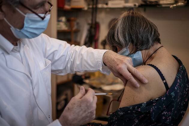 Coronavirus in Frankreich, Allgemeinarzt in Clamart verabreicht AstraZeneca Impfungen Clamart, France le 25 fevrier 2021 - Un medecin generaliste vaccine contre la Covid 19 a son cabinet ses premiers patients avec le vaccin AstraZeneca - A general practitioner vaccinates his first patients against Covid 19 with the AstraZeneca vaccine in his office  Copyright: xLucxNoboutx