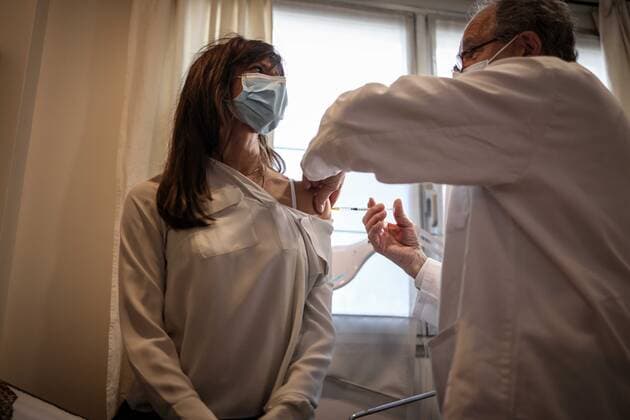 Coronavirus in Frankreich, Allgemeinarzt in Clamart verabreicht AstraZeneca Impfungen Clamart, France le 25 fevrier 2021 - Un medecin generaliste vaccine contre la Covid 19 a son cabinet ses premiers patients avec le vaccin AstraZeneca - A general practitioner vaccinates his first patients against Covid 19 with the AstraZeneca vaccine in his office  Copyright: xLucxNoboutx