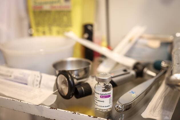Coronavirus in Frankreich, Allgemeinarzt in Clamart verabreicht AstraZeneca Impfungen Clamart, France le 25 fevrier 2021 - Un medecin generaliste vaccine contre la Covid 19 a son cabinet ses premiers patients avec le vaccin AstraZeneca - A general practitioner vaccinates his first patients against Covid 19 with the AstraZeneca vaccine in his office  Copyright: xLucxNoboutx