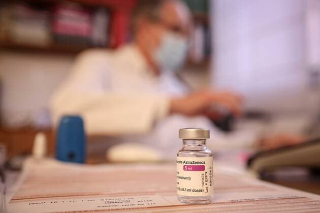 Coronavirus in Frankreich, Allgemeinarzt in Clamart verabreicht AstraZeneca Impfungen Clamart, France le 25 fevrier 2021 - Un medecin generaliste vaccine contre la Covid 19 a son cabinet ses premiers patients avec le vaccin AstraZeneca - A general practitioner vaccinates his first patients against Covid 19 with the AstraZeneca vaccine in his office  Copyright: xLucxNoboutx