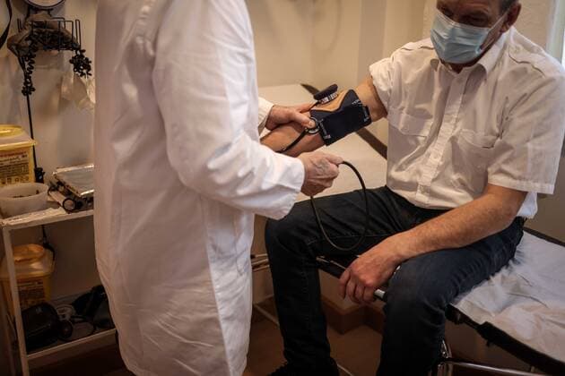Coronavirus in Frankreich, Allgemeinarzt in Clamart verabreicht AstraZeneca Impfungen Clamart, France le 25 fevrier 2021 - Un medecin generaliste vaccine contre la Covid 19 a son cabinet ses premiers patients avec le vaccin AstraZeneca - A general practitioner vaccinates his first patients against Covid 19 with the AstraZeneca vaccine in his office  Copyright: xLucxNoboutx