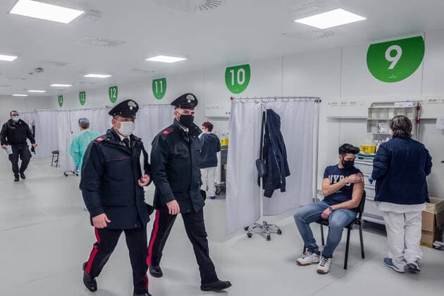 Coronavirus in Italien, Sicherheitskräfte in Mailand erhalten AstraZeneca Impfungen Milan. Hospital in Fiera Astrazeneca vaccines to police and police forces Editorial Usage Only  Copyright: xCarloxCozzolix xIPAx