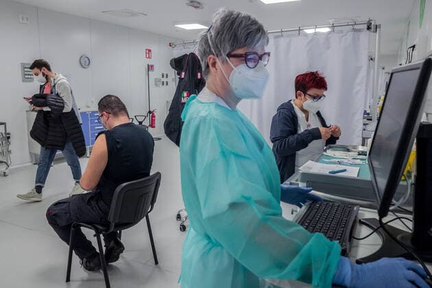 Coronavirus in Italien, Sicherheitskräfte in Mailand erhalten AstraZeneca Impfungen Milan. Hospital in Fiera Astrazeneca vaccines to police and police forces Editorial Usage Only  Copyright: xCarloxCozzolix xIPAx