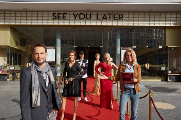 Bilder des Jahres 2021, Entertainment 02 Februar Entertainment Themen der Woche KW08 Entertainment Bilder des Tages Unter dem Motto SEE YOU LATER praesentiert Madame Tussauds Berlin Wachsfiguren von Moritz Bleitreu, Maria Furtwaengler, Julia Roberts, Barbara Schoenberger, Mark Forster und Nicole Kidmann auf dem roten Teppich vor dem Zoo Palast Berlin am 25.02.2021. Madame Tussauds Berlin - SEE YOU LATER *** Under the motto SEE YOU LATER Madame Tussauds Berlin presents wax figures of Moritz Bleitreu, Maria Furtwaengler, Julia Roberts, Barbara Schoenberger, Mark Forster and Nicole Kidmann on the red carpet in front of the Zoo Palast Berlin on 25 02 2021 Madame Tussauds Berlin SEE YOU LATER