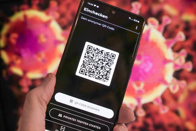 Luca-App, QR-Code auf einem Smartphone. In Kooperation mit dem Berliner Start-up nexenio hat Rapper Smudo von den Fantastischen Vier die neue Corona-App entwickelt. Luca ermöglicht die digitale Dokumentation von Besucherlisten sowie die Kontaktverfolgung von Infektionsketten bei privaten Treffen. Mit der Smartphone-App Luca können sich die Besucher von Gaststätten oder Kulturveranstaltungen per QR-Code ein- und ausloggen. Anonym verschlüsselte Datenübermittlung zur Kontaktnachverfolgung können damit die Gesundheitsämter entlasten. Foto vom 25.2.2021