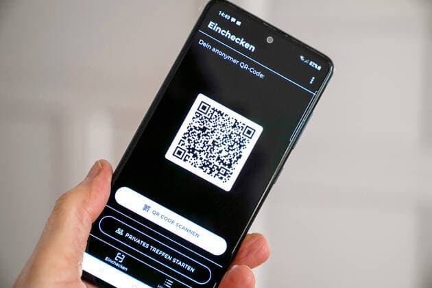 Luca-App, QR-Code auf einem Smartphone. In Kooperation mit dem Berliner Start-up nexenio hat Rapper Smudo von den Fantastischen Vier die neue Corona-App entwickelt. Luca ermöglicht die digitale Dokumentation von Besucherlisten sowie die Kontaktverfolgung von Infektionsketten bei privaten Treffen. Mit der Smartphone-App Luca können sich die Besucher von Gaststätten oder Kulturveranstaltungen per QR-Code ein- und ausloggen. Anonym verschlüsselte Datenübermittlung zur Kontaktnachverfolgung können damit die Gesundheitsämter entlasten. Foto vom 25.2.2021