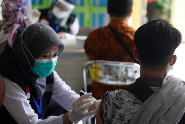 COVID-19 vaccination Second phase to In Bogor, Indonesia A health worker get inject a dose of COVID-19 vaccine during a mass vaccination in Bogor on February 25, 2021. Indonesia has started the second phase of a national COVID-19 vaccination campaign, one million people in Indonesia have been inject a vaccine. 
