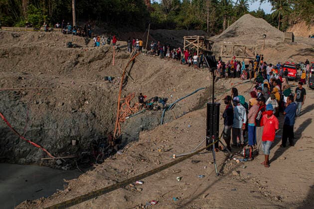 Bilder des Jahres 2021, News 02 Februar News Themen der Woche KW08 News Bilder des Tages 6 People Killed in Illegal Mining A number of residents witnessed the search for victims buried by landslides in an illegal gold mine pit in Buranga Village, Ampibabo District, Parigi Moutong District, Central Sulawesi Province, Indonesia, February 25, 2021. 23 people were victims of a landslide disaster that occurred Wednesday, February 24, 2021. In among them, six people died, five people were injured, 11 people survived, and one person is still in search.  Copyright: xOpanxBustanx xOpnxImagesx