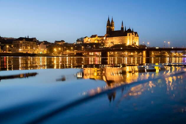 IMAGO Nature: Unsere Erde, Klimawandel, Überschwemmungen News Bilder des Tages Burgberg in Meissen Die Elbe in Meissen führt nach der Schneeschmelze, leichtes Hochwasser, der Burgberg spiegelt sich zur blauen Stunde im Fluss. Meissen Sachsen GERMANY *** Burgberg in Meissen The Elbe in Meissen leads after the snow melt, slightly high water, the Burgberg is reflected at blue hour in the river Meissen Saxony GERMANY