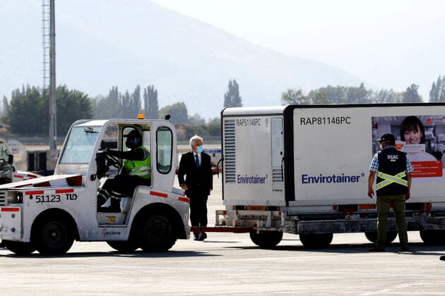 Santiago 25 February 2021 The President of the Republic Sebastian Pinera accompanied by the Ministers of Health Enrique Pairis and Science Andres Couve receive third shipment of Sinovac vaccines against Covid 19, at Arturo Merino Benitez airport Javier Salvo Aton Chile, Santiago Chile Aton Chile 490930  Copyright: JAVIERxSALVO ATONCHILE