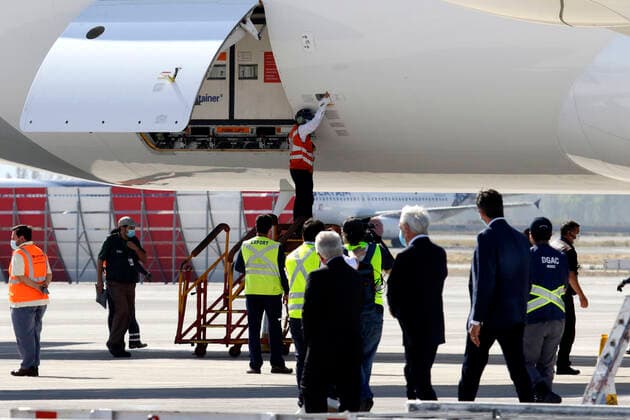 Santiago 25 February 2021 The President of the Republic Sebastian Pinera accompanied by the Ministers of Health Enrique Pairis and Science Andres Couve receive third shipment of Sinovac vaccines against Covid 19, at Arturo Merino Benitez airport Javier Salvo Aton Chile, Santiago Chile Aton Chile 490931  Copyright: JAVIERxSALVO ATONCHILE
