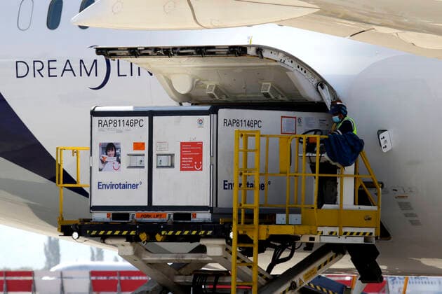 Santiago 25 February 2021 The President of the Republic Sebastian Pinera accompanied by the Ministers of Health Enrique Pairis and Science Andres Couve receive third shipment of Sinovac vaccines against Covid 19, at Arturo Merino Benitez airport Javier Salvo Aton Chile, Santiago Chile Aton Chile 490953  Copyright: JAVIERxSALVO ATONCHILE