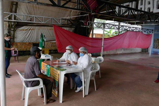 MANAUS, AM - 25.02.2021: ÍNDIOS DE 70 E MAIS SÃO VACINADOS MANAUS - Indigenous people aged 70 and over, from the Parque das Tribos community in Manaus (AM), are vaccinated this Thursday morning (25), with the AstraZeneca Oxford immunizer. Nurses are also doing CRP testing on indigenous people with Covid-19 symptoms. x2036021x  SandroxPereira