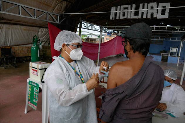 MANAUS, AM - 25.02.2021: ÍNDIOS DE 70 E MAIS SÃO VACINADOS MANAUS - Indigenous people aged 70 and over, from the Parque das Tribos community in Manaus (AM), are vaccinated this Thursday morning (25), with the AstraZeneca Oxford immunizer. Nurses are also doing CRP testing on indigenous people with Covid-19 symptoms. In the photo, the vaccination of the indigenous Luiz Mendes, 74, of the Tucano type. x2036025x  SandroxPereira