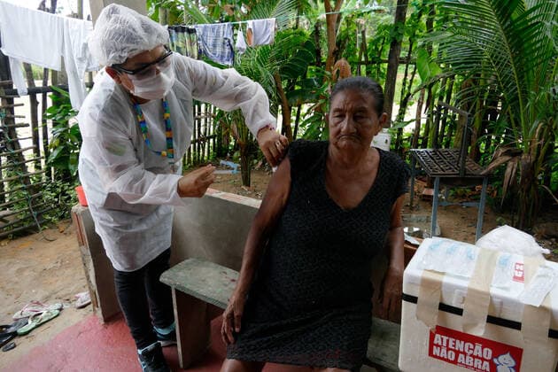 MANAUS, AM - 25.02.2021: ÍNDIOS DE 70 E MAIS SÃO VACINADOS MANAUS - Indigenous people aged 70 and over, from the Parque das Tribos community in Manaus (AM), are vaccinated this Thursday morning (25), with the AstraZeneca Oxford immunizer. Nurses are also doing CRP testing on indigenous people with Covid-19 symptoms. In the photo, the vaccination of the 85-year-old indigenous Carolina Miguel, of the Baniwa type. x2036031x  SandroxPereira