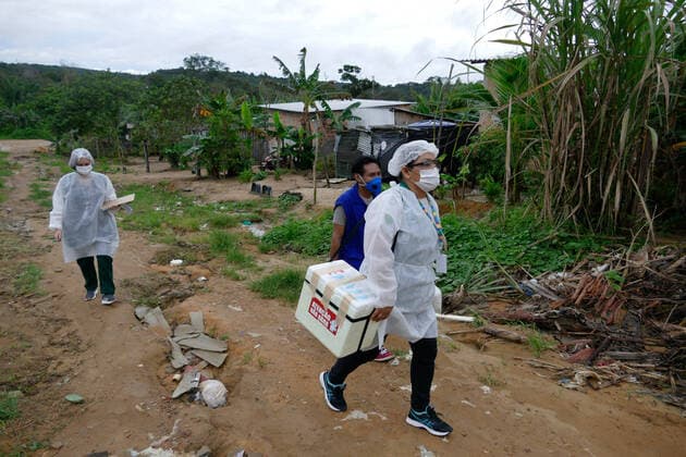 Bilder des Jahres 2021, News 02 Februar News Themen der Woche KW08 News Bilder des Tages MANAUS, AM - 25.02.2021: ÍNDIOS DE 70 E MAIS SÃO VACINADOS MANAUS - Indigenous people aged 70 and over, from the Parque das Tribos community in Manaus (AM), are vaccinated this Thursday morning (25), with the AstraZeneca Oxford immunizer. Nurses are also doing CRP testing on indigenous people with Covid-19 symptoms. x2036033x  SandroxPereira
