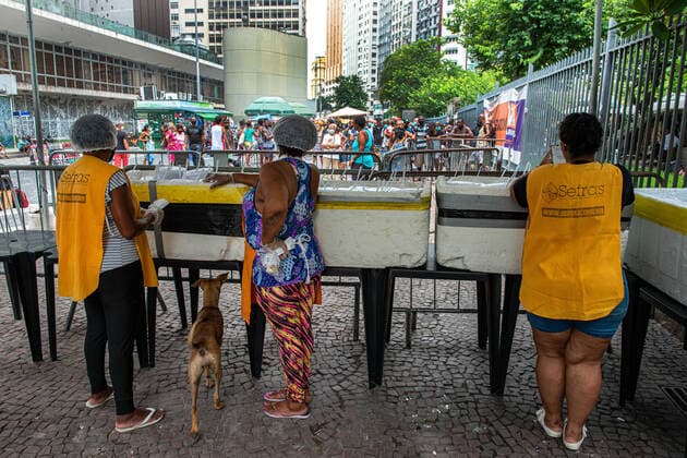 COVID-19 Food Assistance in Brazil RIO DE JANEIRO, BRAZIL, FEB 25: COVID-19 FOOD ASSISTANCE - NGO volunteers distribute free meal to people in precarious situations during the COVID-19 pandemic at downtown Rio , on Feb. 25, 2021. Rio de Janeiro Brazil 6209_232873 Copyright: xChicoxFerreira PentaxPressx