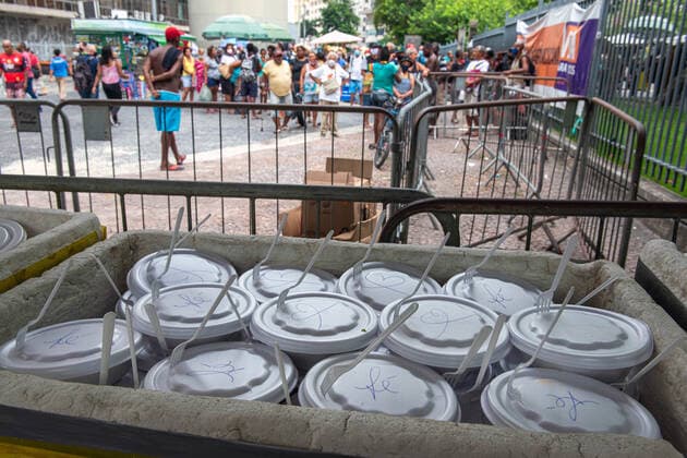 COVID-19 Food Assistance in Brazil RIO DE JANEIRO, BRAZIL, FEB 25: COVID-19 FOOD ASSISTANCE - NGO volunteers distribute free meal to people in precarious situations during the COVID-19 pandemic at downtown Rio , Brazil, on Feb. 25, 2021. Rio de Janeiro Brazil 6209_232878 Copyright: xChicoxFerreira PentaxPressx