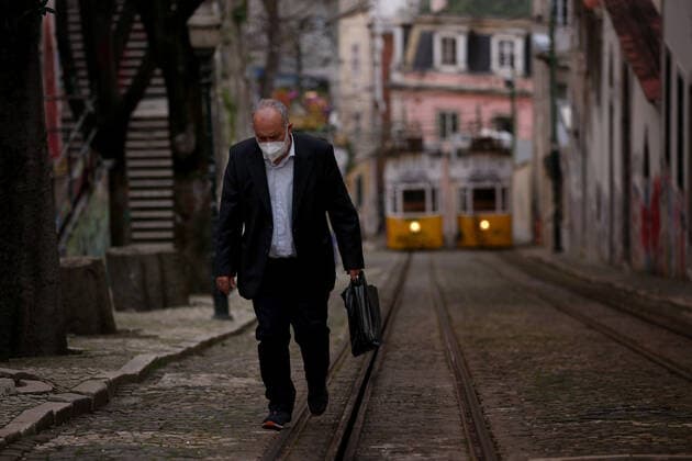 February 25, 2021, Lisbon, Portugal: A men wearing a face mask is seen in Lisbon, Portugal on February 25, 2021. Portugal s parliament approved on Thursday the renewal of the state of emergency in the country through March 16, allowing the government to keep all lockdown and anti-COVID-19 measures in place. Lisbon Portugal - ZUMAf123 20210225_zap_f123_001 Copyright: xPedroxFiuzax