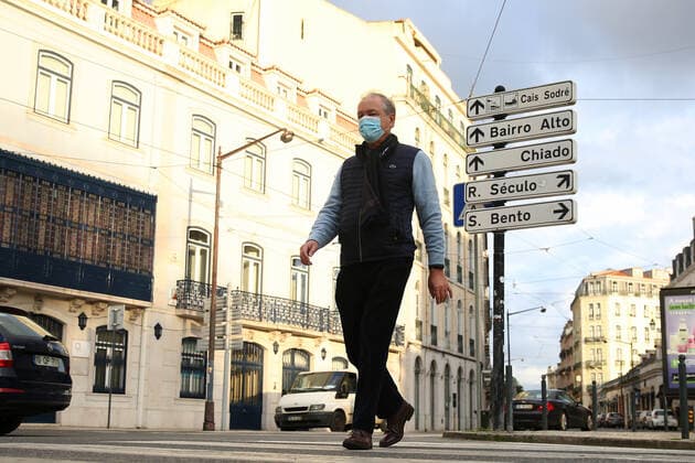 February 25, 2021, Lisbon, Portugal: A men wearing a face mask is seen in Lisbon, Portugal on February 25, 2021. Portugal s parliament approved on Thursday the renewal of the state of emergency in the country through March 16, allowing the government to keep all lockdown and anti-COVID-19 measures in place. Lisbon Portugal - ZUMAf123 20210225_zap_f123_003 Copyright: xPedroxFiuzax