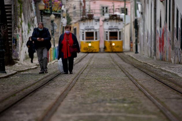 February 25, 2021, Lisbon, Portugal: People wearing face masks are seen in Lisbon, Portugal on February 25, 2021. Portugal s parliament approved on Thursday the renewal of the state of emergency in the country through March 16, allowing the government to keep all lockdown and anti-COVID-19 measures in place. Lisbon Portugal - ZUMAf123 20210225_zap_f123_006 Copyright: xPedroxFiuzax