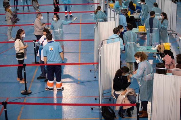 Education professionals receive the first dose of the AstraZeneca vaccine at the SADUS facilities in Los Bermejales. In Seville, (Andalusia, Spain), 25 February 2021. 25 FEBRUARY 2021 Maria JosÃ Lopez LagenciaEP 02 25 2021 Seville (Andalusia) Seville (Andalusia) Spain Copyright: xMariaxJosÃ xLopezx 3580597