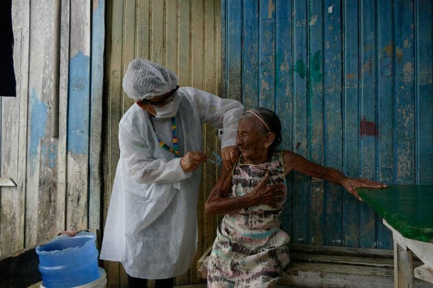 MANAUS, AM - 25.02.2021: VACINAÇÃO IDOSOS DE 70 ANOS E MAIS AM - Vaccination against Covid-19 in the elderly aged 70 and over, in Manaus (AM), this Thursday afternoon (25), in the Parque das Tribos community. In the photo, the vaccination at home of the elderly Josefa Pereira, 92 years old. x2036093x  SandroxPereira