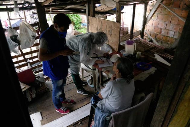 MANAUS, AM - 25.02.2021: VACINAÇÃO IDOSOS DE 70 ANOS E MAIS AM - Vaccination against Covid-19 in the elderly aged 70 and over, in Manaus (AM), this Thursday afternoon (25), in the Parque das Tribos community. In the photo, elderly Aura Nery de Souza, 86, undergoes screening. x2036096x  SandroxPereira