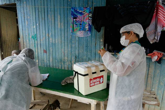 MANAUS, AM - 25.02.2021: VACINAÇÃO IDOSOS DE 70 ANOS E MAIS AM - Vaccination against Covid-19 in the elderly aged 70 and over, in Manaus (AM), this Thursday afternoon (25), in the Parque das Tribos community. In the photo, a nursing technician prepares the dose of the AstraZeneca Oxford vaccine. x2036099x  SandroxPereira