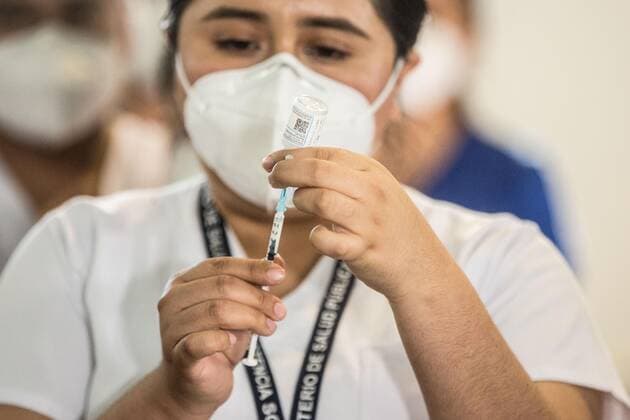 A nurse holds a syringe with the covid-19 vaccine today, at the specialized hospital Parque de la Industria, in Guatemala City, Guatemala, 25 February 2021. A nurse with eleven years of experience became this Thursday the first person vaccinated against covid-19 in Guatemala, after the arrival in the country of 5,000 doses of the pharmaceutical Moderna donated by Israel. A 46-year-old nurse is the first covid-19 vaccine in Guatemala !ACHTUNG: NUR REDAKTIONELLE NUTZUNG!  Copyright: xEstebanxBibax AME8190 20210226-637498978857444915