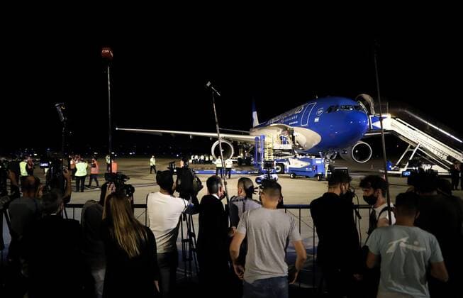 An Argentinas Airlines plane lands with a shipment of 904,000 doses of the Sinopharm vaccine against covid-19 from China, at the Ezeiza airport, in Buenos Aires, Argentina, 25 February 2021. These doses that arrived from China are added to the 1.8 million doses arrived from Russia and India with which the population is already being inoculated, while the scandal over the VIP vaccination of figures linked to the Government worsens. Argentina receives 904,000 doses of Sinopharm vaccine from China !ACHTUNG: NUR REDAKTIONELLE NUTZUNG!  Copyright: xJuanxIgnacioxRoncoronix AME8241 20210226-637499085072277715