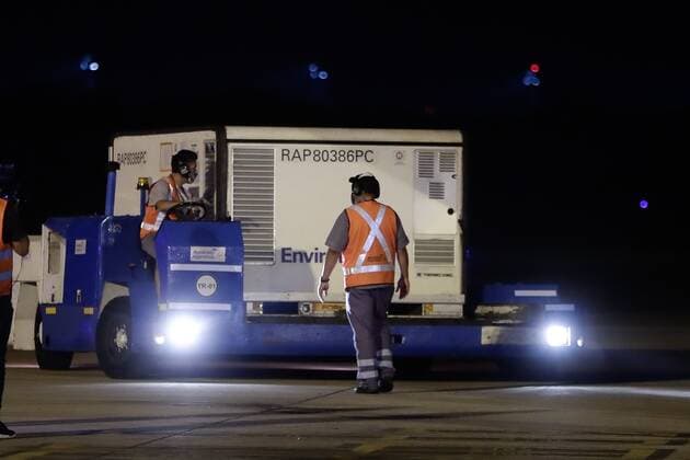 Operators unload the containers with the cargo of 904,000 doses of the Sinopharm vaccine against covid-19 from China of an Argentinas Airlines plane, after landing at the Ezeiza airport, in Buenos Aires, Argentina, 25 February 2021. These doses that arrived from China are added to the 1.8 million doses arrived from Russia and India with which the population is already being inoculated, while the scandal over the VIP vaccination of figures linked to the Government worsens. Argentina receives 904,000 doses of Sinopharm vaccine from China !ACHTUNG: NUR REDAKTIONELLE NUTZUNG!  Copyright: xJuanxIgnacioxRoncoronix AME8217 20210226-637499086298376083