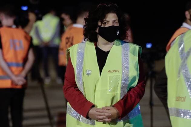 Argentine Minister of Health, Carla Vizzotti, supervises the unloading of the containers with the cargo of 904,000 doses of the Sinopharm vaccine against covid-19 from China from an Argentinas Airlines plane, after landing at the Ezeiza airport, in Buenos Aires, Argentina, 25 February 2021. These doses that arrived from China are added to the 1.8 million doses arrived from Russia and India with which the population is already being inoculated, while the scandal over the VIP vaccination of figures linked to the Government worsens. Argentina receives 904,000 doses of Sinopharm vaccine from China !ACHTUNG: NUR REDAKTIONELLE NUTZUNG!  Copyright: xJuanxIgnacioxRoncoronix AME8245 20210226-637499086304157301