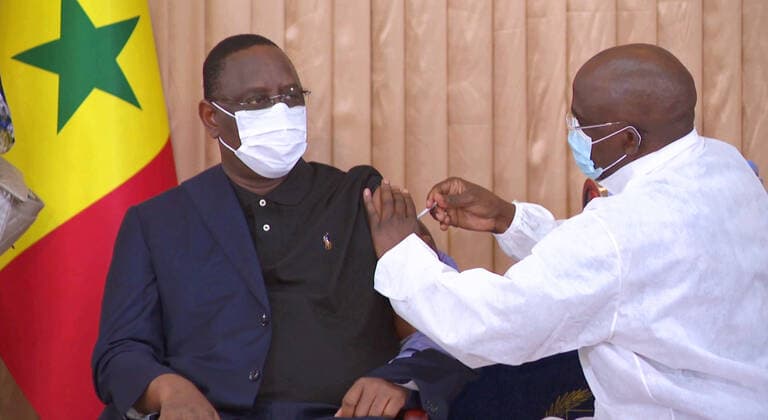 News Bilder des Tages (210225) -- DAKAR, Feb. 25, 2021 () -- Screenshot captured from a video on Feb. 25, 2021 shows Senegalese President Macky Sall (L) receiving his first dose of COVID-19 vaccine manufactured by China s Sinopharm in presidential palace in Dakar, Senegal. () SENEGAL-DAKAR-PRESIDENT-COVID-19 VACCINE Xinhua 
