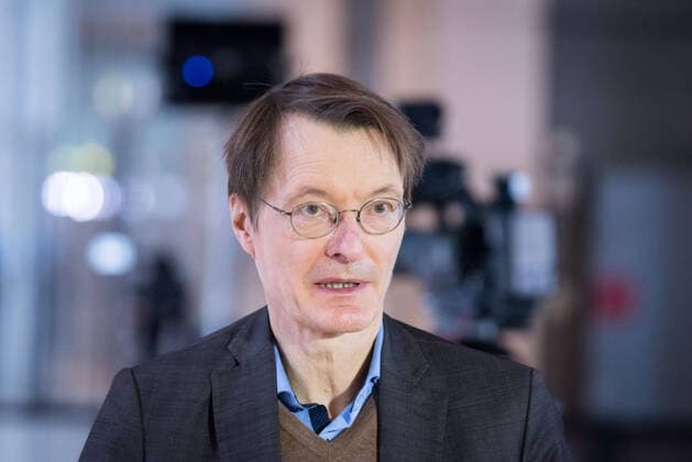 News Bilder des Tages Berlin, Karl Lauterbach gibt ein Interview im Bundestag Karl Lauterbach (spd) während eines Interviews im Deutschen Bundestag am 26.02.2021. Berlin Bundestag Berlin Deutschland