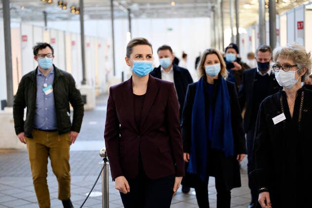 Statsminister Mette Frederiksen (S) og regionsraadsformand Sophie Haestorp Andersen (S) vises rundt af centerleder Lone Munk Andersen og formand for Region Hovedstadens vaccinetaskforce Jonas Bent Egebart og overvaerer generalproeve i vaccinationscenteret i OEksnehallen i Koebenhavn, fredag den 26. februar 2021. I loebet af fredagen forventes fem tusinde koebenhavnere vaccineret i centeret.. , Copenhagen Denmark Copyright: PhilipxDavali PhilipxDavalix cop105 spdk20210226-105412-L